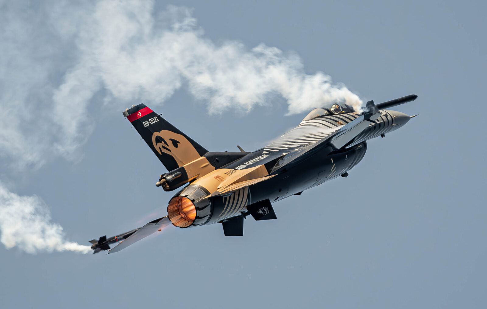 Turkish Air Force's F-16 solo demonstration team, SoloTurk during its flight in Malta International Airshow 2023. (Przemek Zachwieja / <a href=