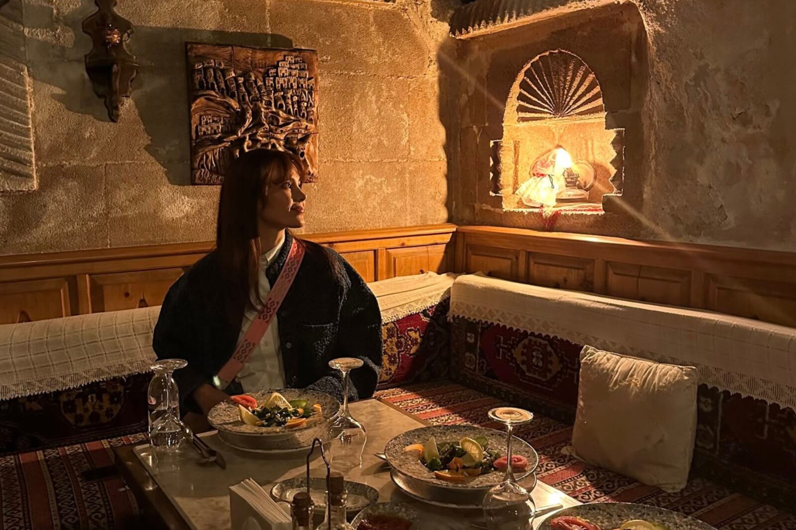 Catriona Gray taking a food break during her trip to Cappadocia, Nevsehir, Türkiye. (Photo via Gray's social media accounts)