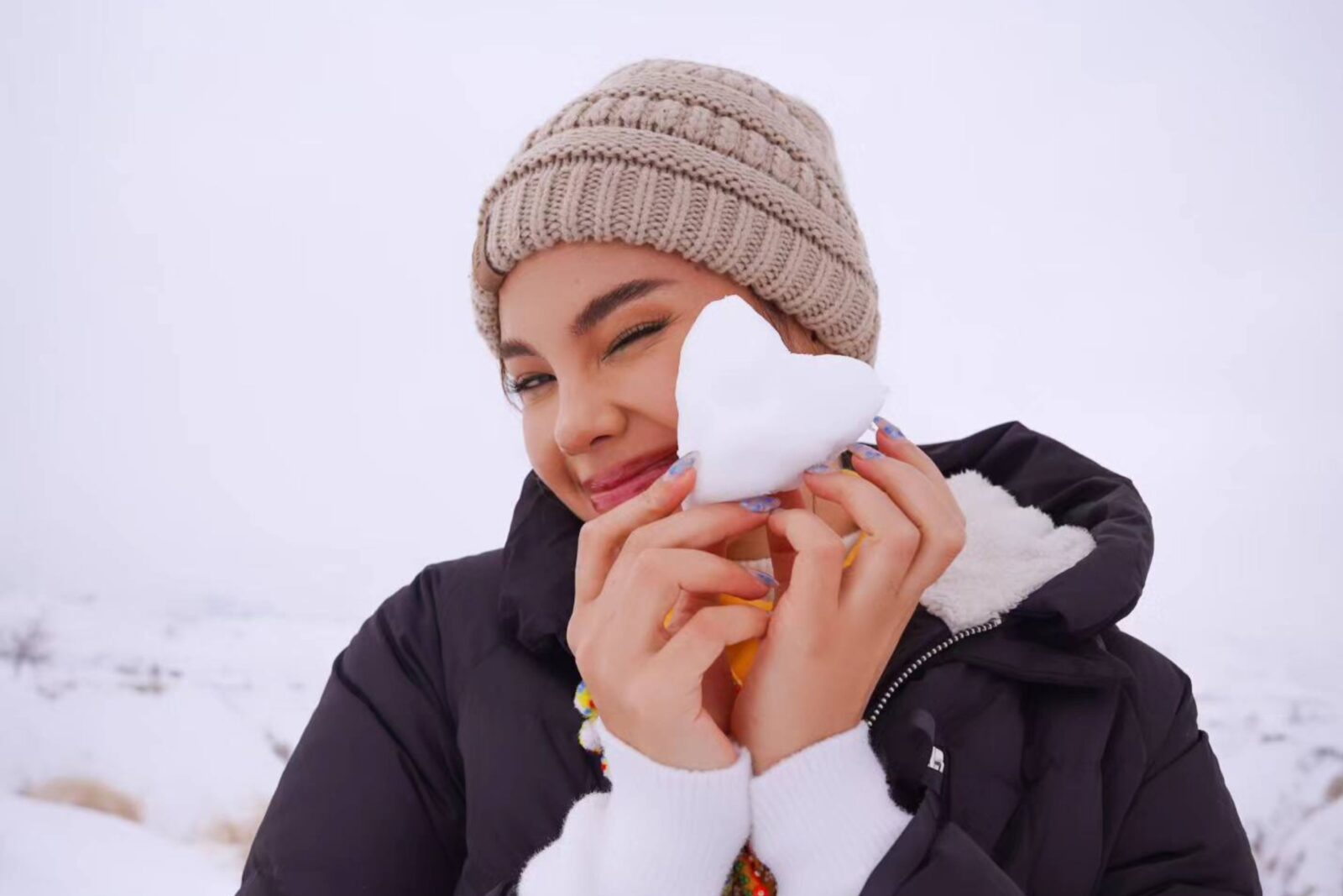 Catriona Gray is seen posing in the snow with the fairy chimneys in the background, Cappadocia, Nevsehir, Türkiye. (Photo via Gray's social media accounts)