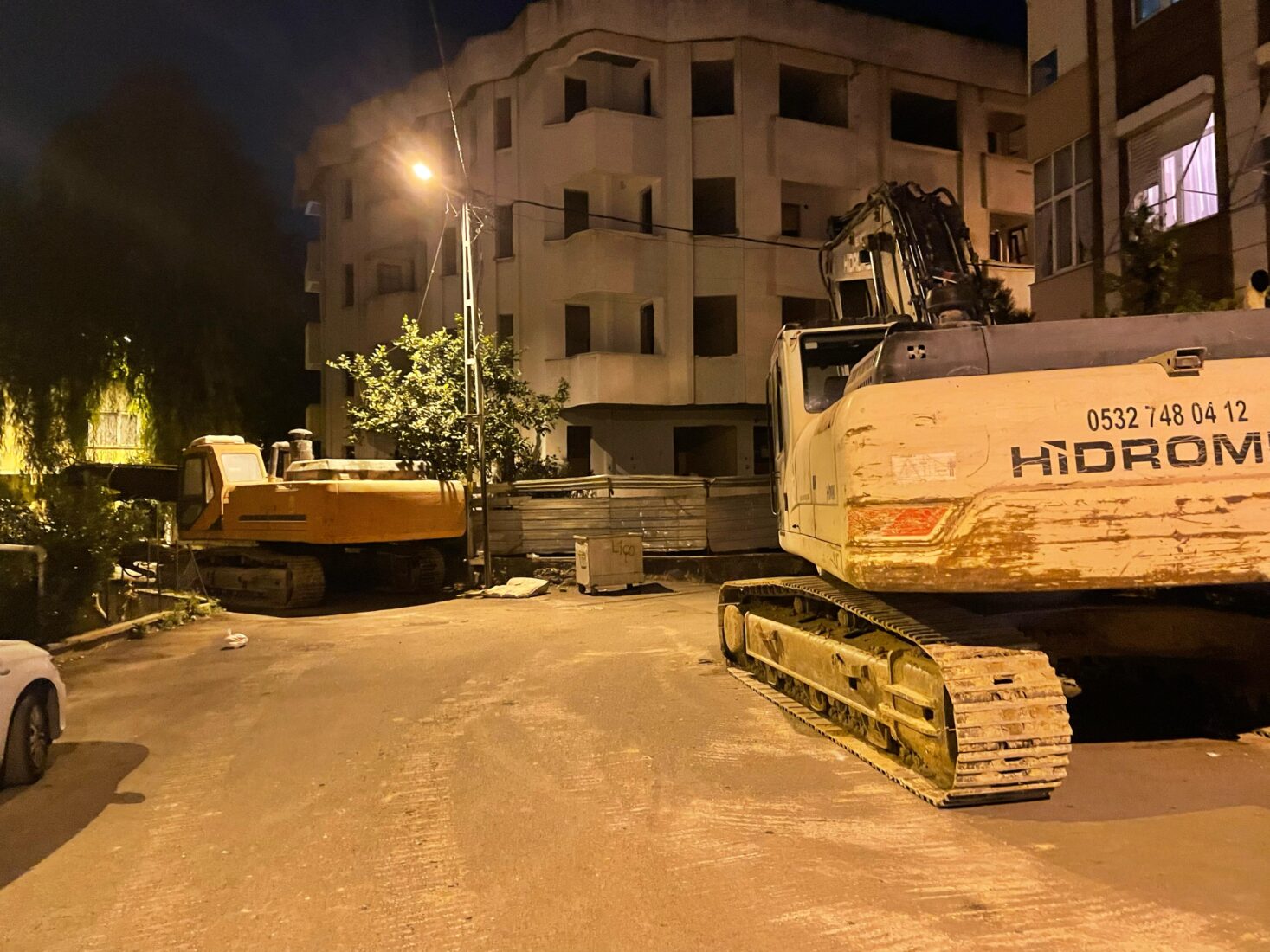 Excavators left on the street for the demolition of a building in Istanbul, Türkiye, as part of urban transformation, with no safety measures in place around them. (Photo via Koray Erdogan/Türkiye Today)