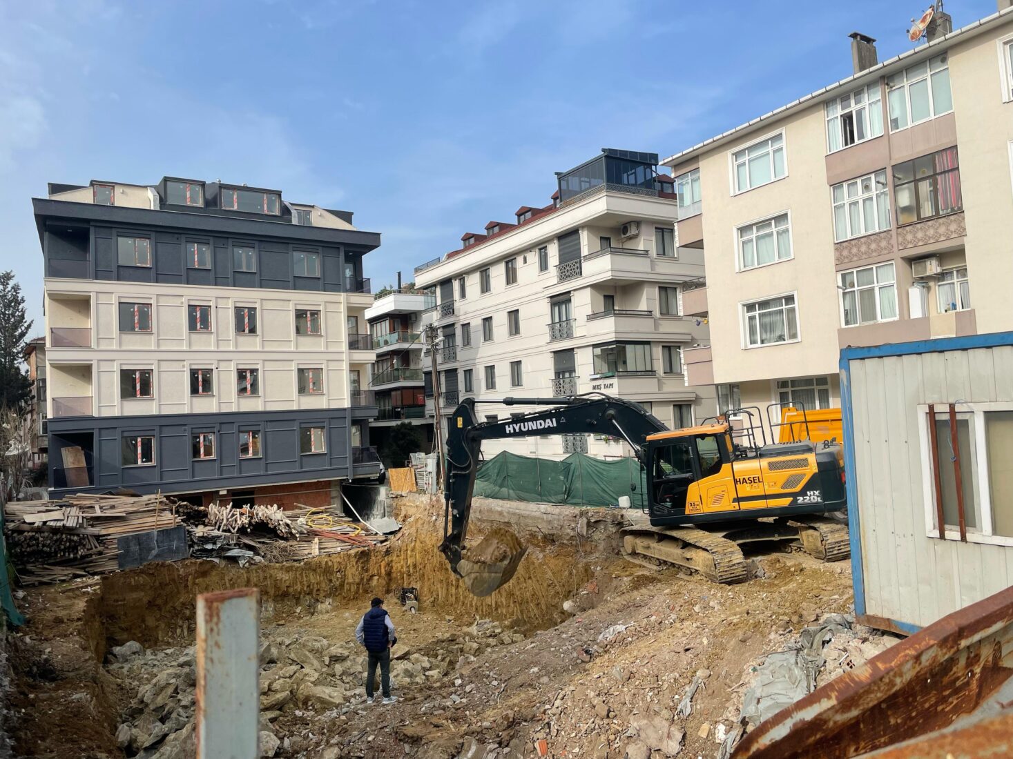 During the foundation excavation for a demolished building in Istanbul, Türkiye, the disregard for occupational safety is evident. (Photo via Koray Erdogan/Türkiye Today)