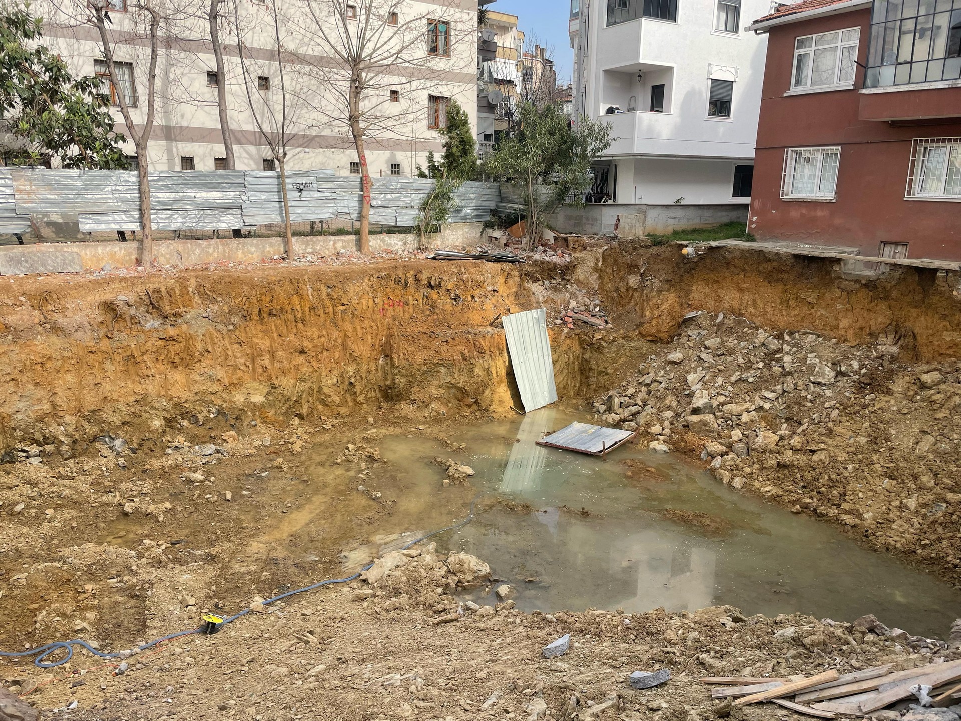 Asbestos concerns erupt during urban transformation on Istanbul’s Bagdat Avenue Image