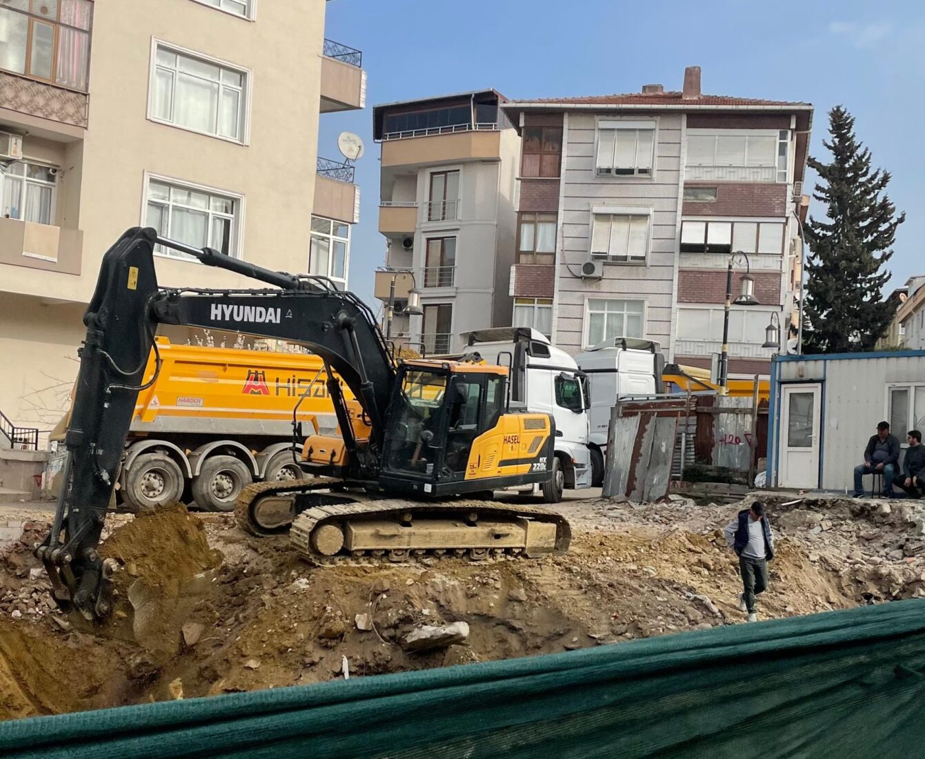 During the foundation excavation for a demolished building in Istanbul, Türkiye, the disregard for occupational safety is evident. (Photo via Koray Erdogan/Türkiye Today)