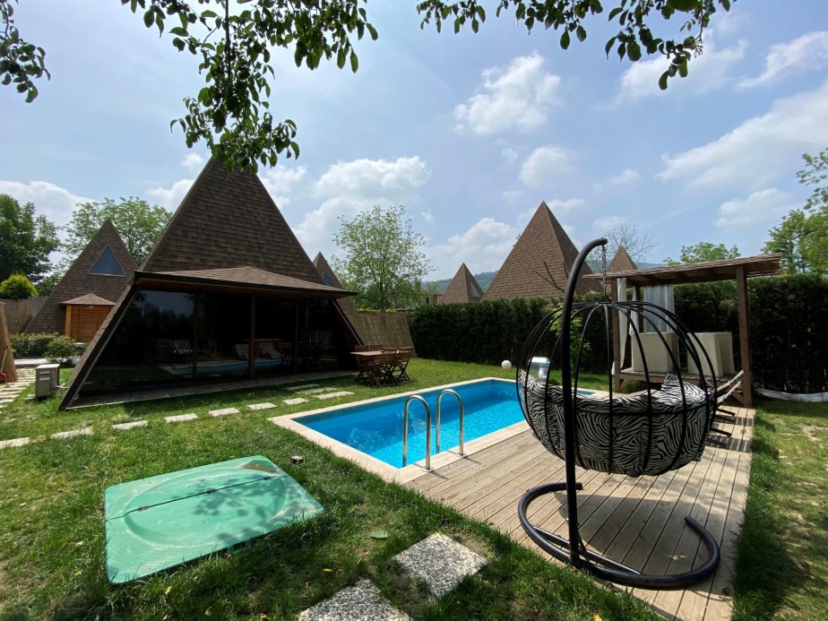 A luxury bungalow with a private pool in Sapanca, a popular getaway destination in Türkiye. (IHA Photo)