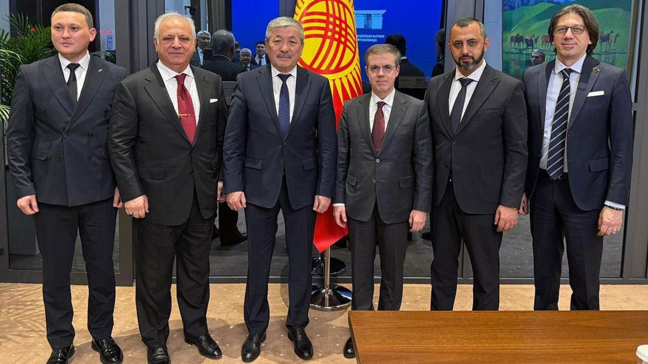Kyrgyz Prime Minister Adylbek Kasymaliyev (C) poses with Ihlas Holding Chairman Ahmet Mucahid Oren (third from right) and senior officials from Orta Asya Investment Holding following a high-level meeting on energy investments, in Bishkek, Kyrgyzstan, on Mar. 2, 2025. (Photo via tg.com.tr)