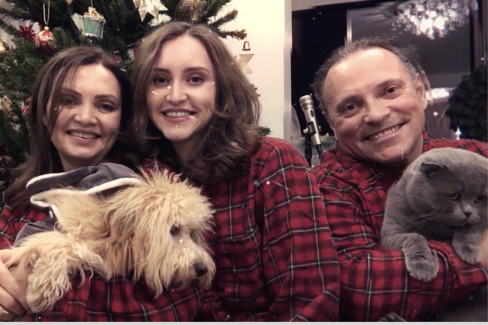 A festive moment with family—Ilayda Samilgil celebrates the holidays with her parents and pets. (Photo via YouTube)