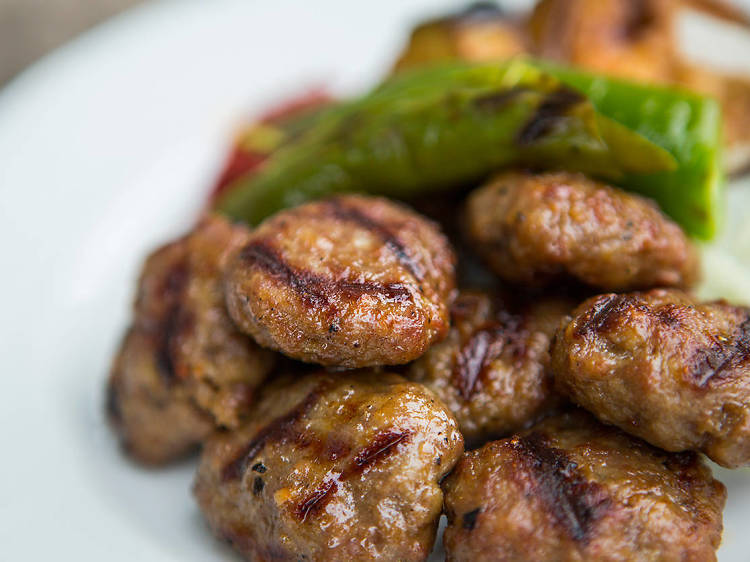 Sultanahmet’s famous meatballs, Istanbul, Türkiye. (Photo via Delivery Hero)