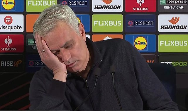 Jose Mourinho pretends to fall asleep in a press-conference. (via X)