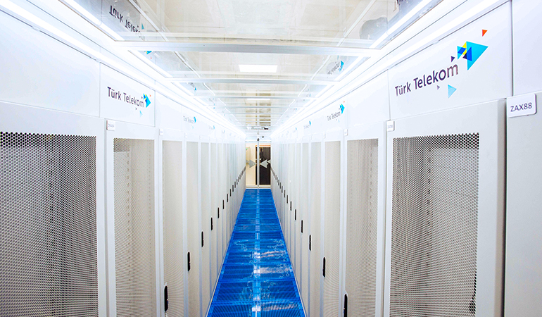 A view inside Türk Telekom's state-of-the-art data center in Esenyurt, Istanbul—the largest in Türkiye. (Photo via kurumsal.turktelekom.com.tr)