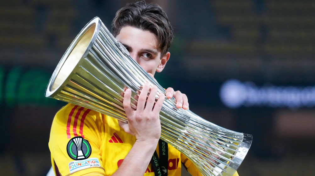Olympiakos goalkeeper Konstantinos Tzolakis kisses the UEFA Europa Conference League trophy after his team’s triumph in the 2023-24 season at the Agia Sophia Stadium in Athens, Greece, on 29 May 2024. (Photo via IMAGO)