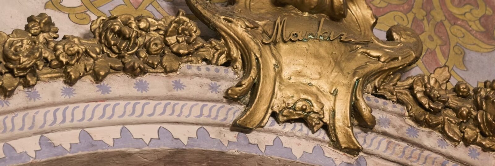 The golden emblem of Markiz Pastanesi preserves the elegance and legacy of this historic gathering place. (Photo via Pilevneli)