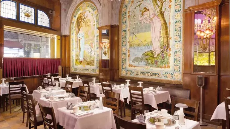 The historic interior of Markiz Pastanesi, decorated with Art Nouveau murals, remains a symbol of Istanbul’s cultural and artistic past, Türkiye. (Photo via Pilevneli)
