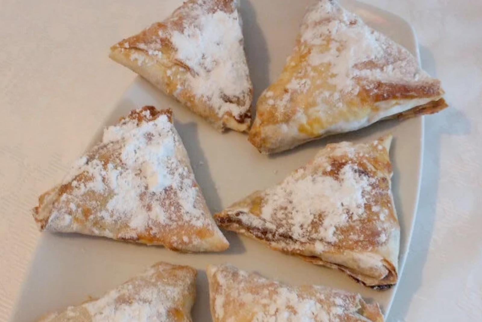Muska borek filled with sweet carrot and walnut, dusted with powdered sugar for a light iftar dessert. (Courtesy of Yemek.com)