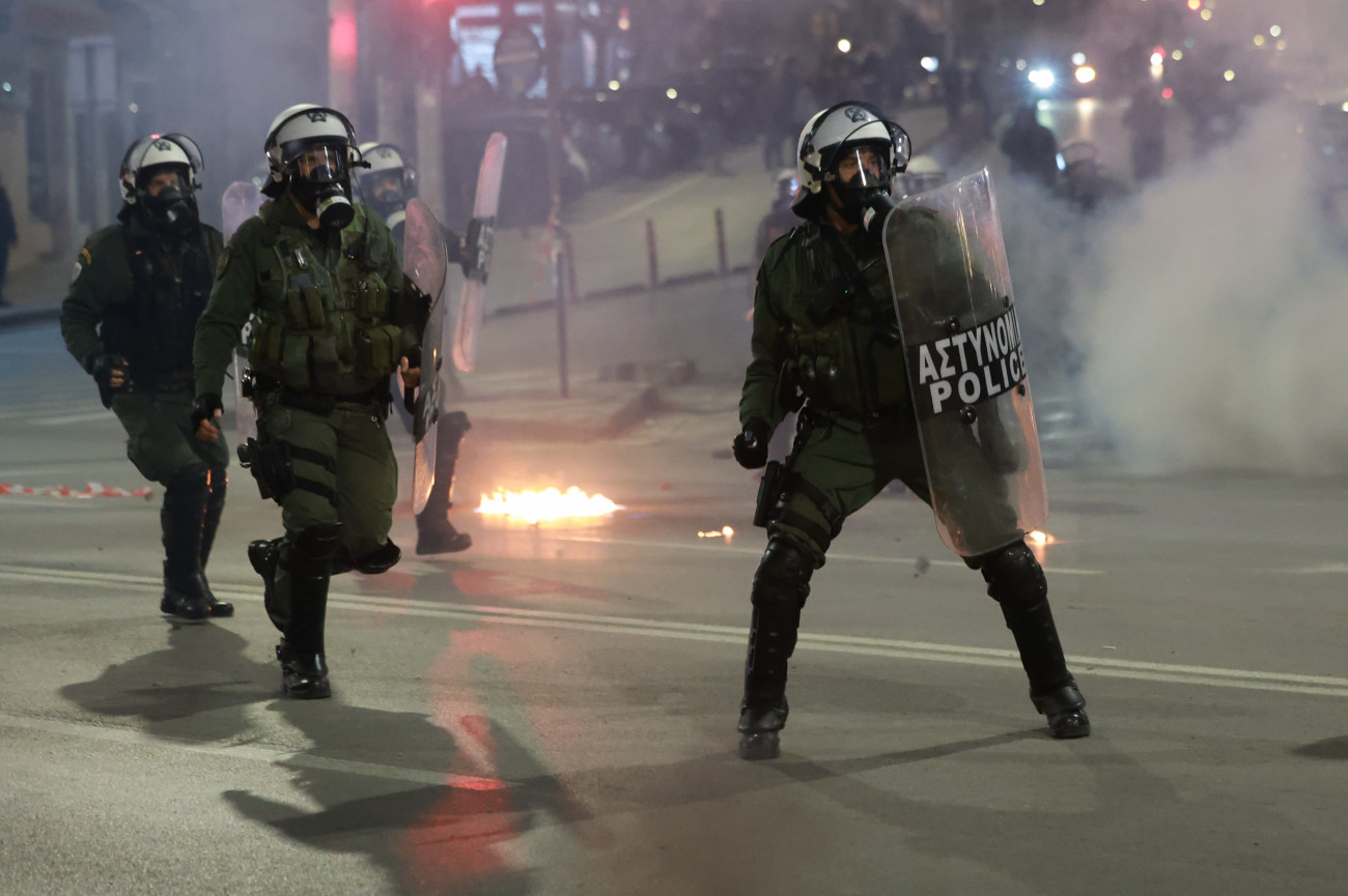 Riot police in full protective gear confront demonstrators during protests over the Tempi train disaster, Thessaloniki, Greece, Mar. 5, 2025. (Courtesy of in.gr)