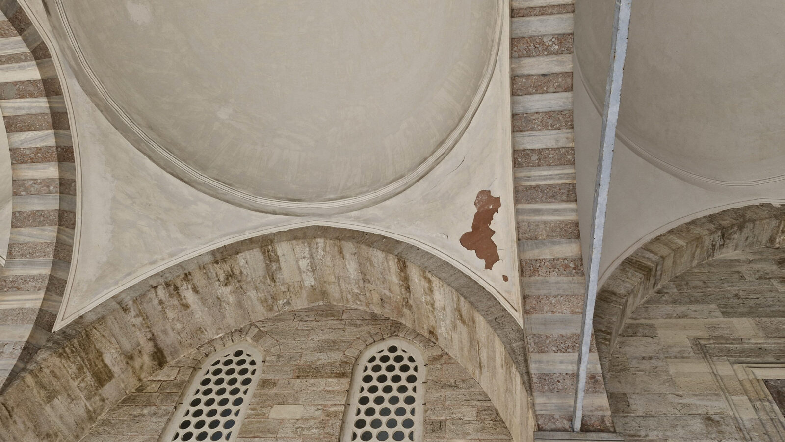 Damage to the interior of Sehzade Mosque in Fatih, Istanbul. (Photo via Murat Oztekin/Türkiye daily)