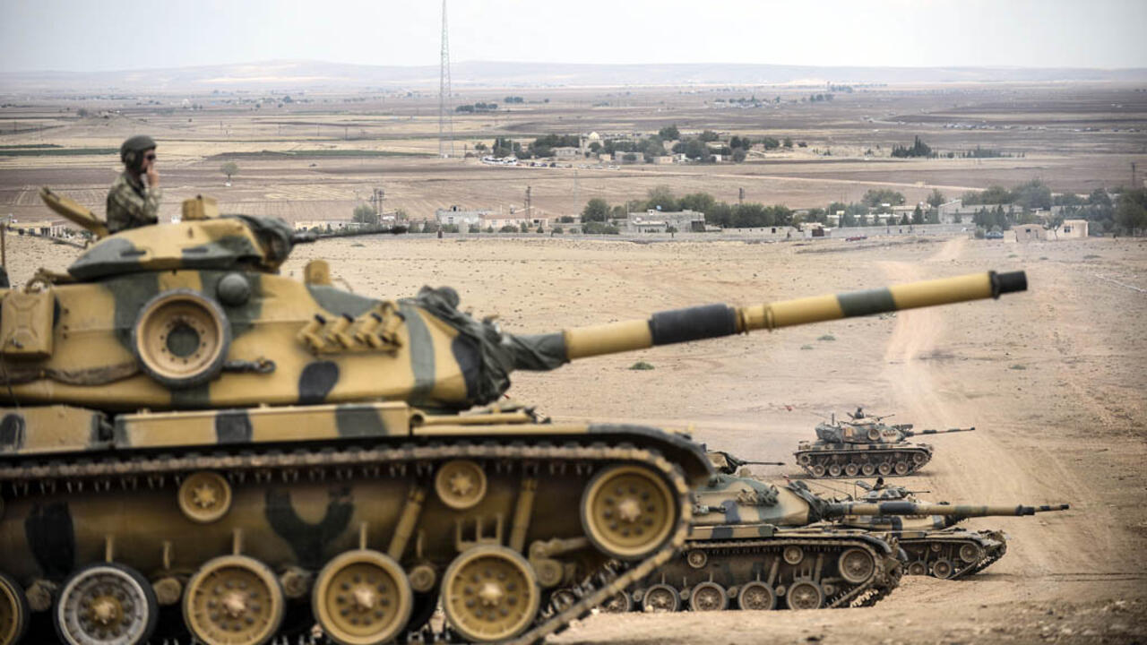 Turkish army tanks take position near the Syrian border on September 29, 2014 in Suruc after three mortars hit the Turkish side. Turkey's government may on September 29, 2014 send motions to parliament requesting extended mandates for military action in Iraq and Syria, so Ankara can join the coalition against the Islamic State.  AFP PHOTO/BULENT KILIC