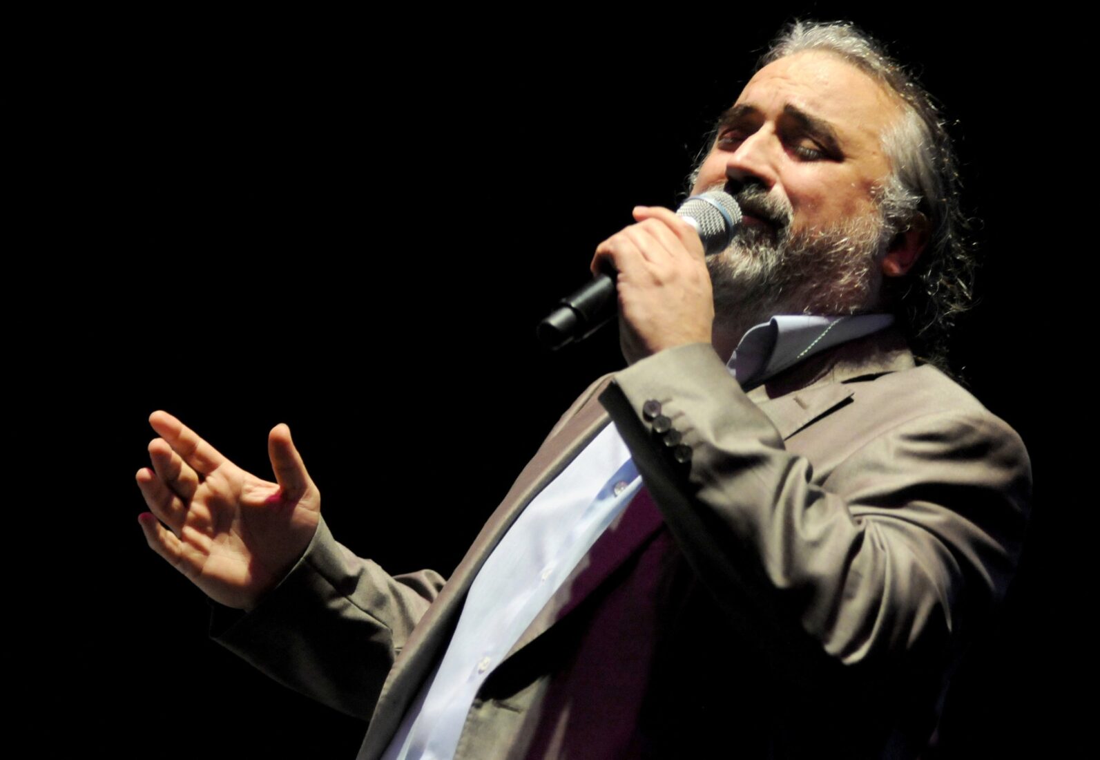 Renowned singer Volkan Konak performs at a concert, Mersin, Türkiye, Nov. 11, 2013. (AA Photo)