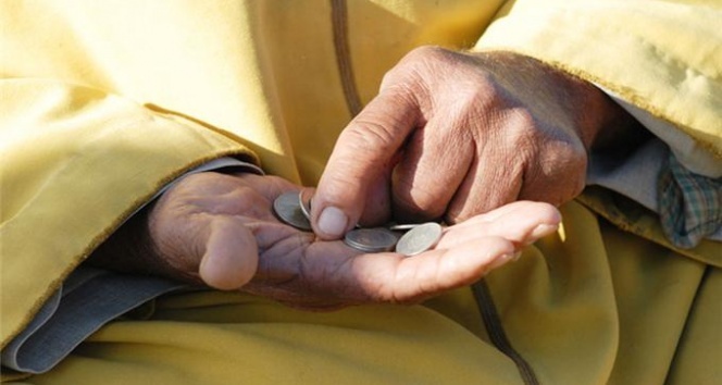 An elderly person counts a few Turkish lira coins in their hand in Türkiye, accessed on April 16, 2025. (IHA Photo)