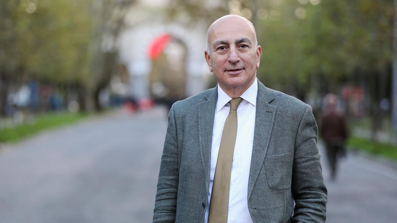 Turkish economist Dr. Mahfi Egilmez poses outdoors in Türkiye, accessed on April 17, 2025. (Photo via hbrturkiye.com)