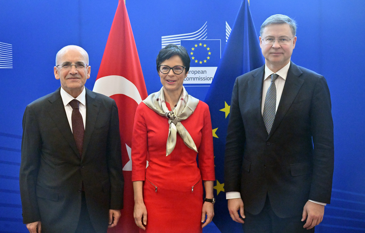 Belçika’nin baskenti Brüksel’de düzenlenen Türkiye-Avrupa Birligi (AB) Yüksek Düzeyli Ekonomik Diyalogu (High Level Economic Diologue-HLED) Toplantisi basladi. Toplantiya Hazine ve Maliye Bakani Mehmet Simsek (solda), AB Komisyonunun Ticaretten Sorumlu Üyesi Valdis Dombrovskis (sagda) AB Komisyonu’nun genislemeden sorumlu üyesi Marta Kos
(ortada) de katildi. ( Dursun Aydemir - Anadolu Ajansi )