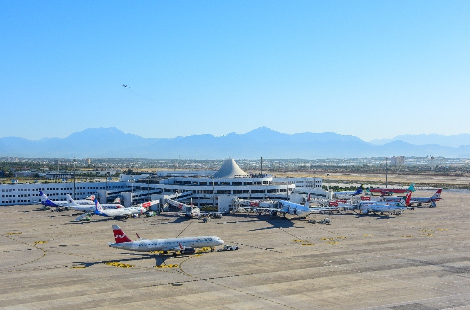 Polish plane makes emergency landing in Antalya, passengers evacuated