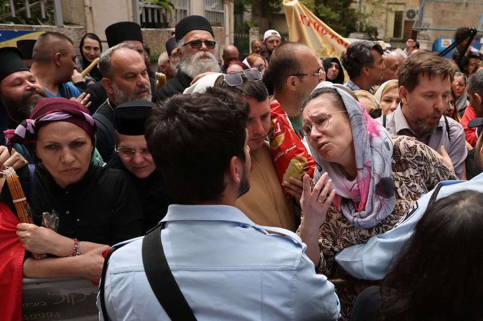 A Christian worshipper addresses a member of the Israeli security forces barring the entrance into Jerusalem's old city that leads to the Holy Sepulchre church, as Orthodox Christians celebrate Easter, April 15, 2023. (AFP Photo)