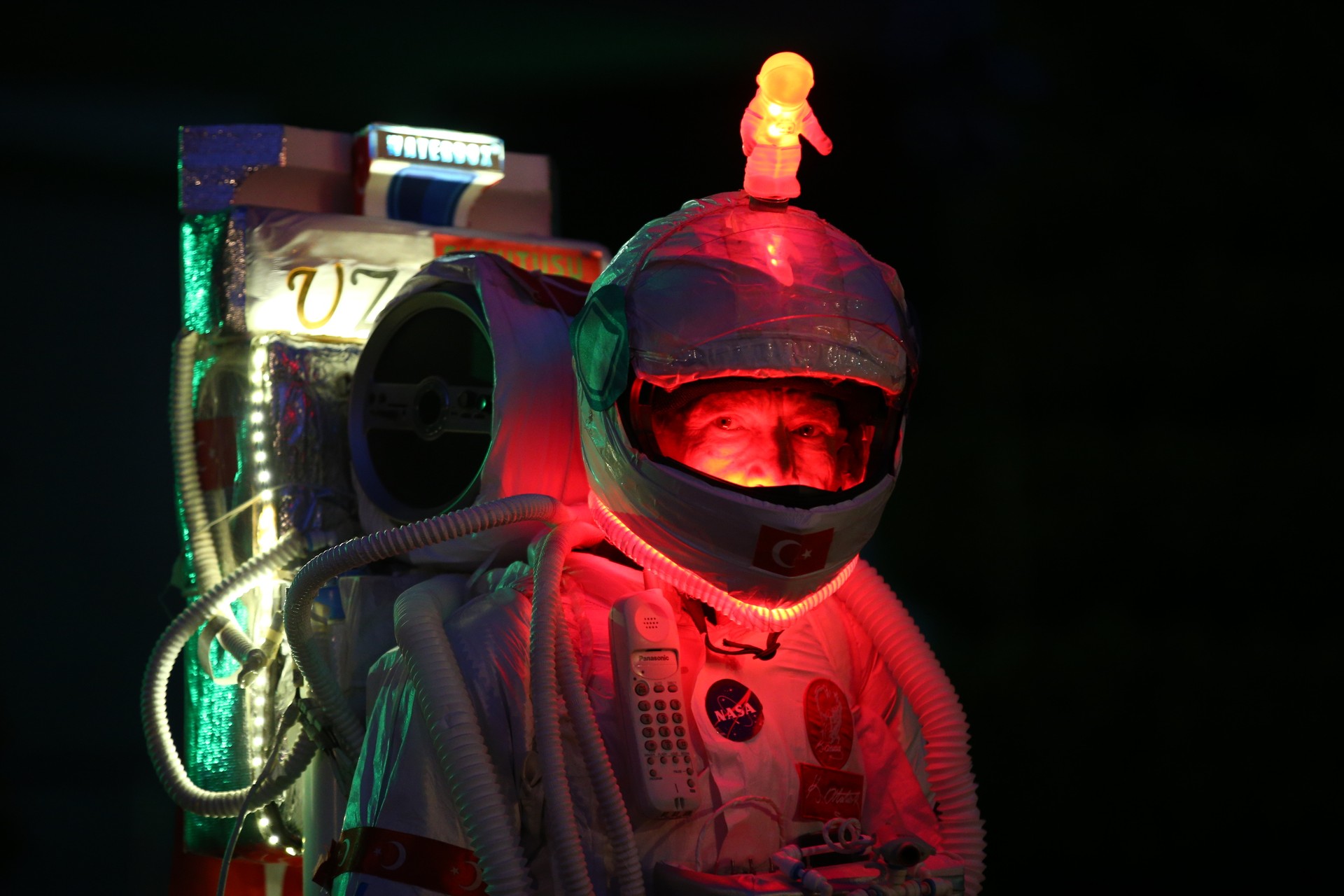 'Astronaut man' in Türkiye uses recycled outfit to promote clean water awareness Image