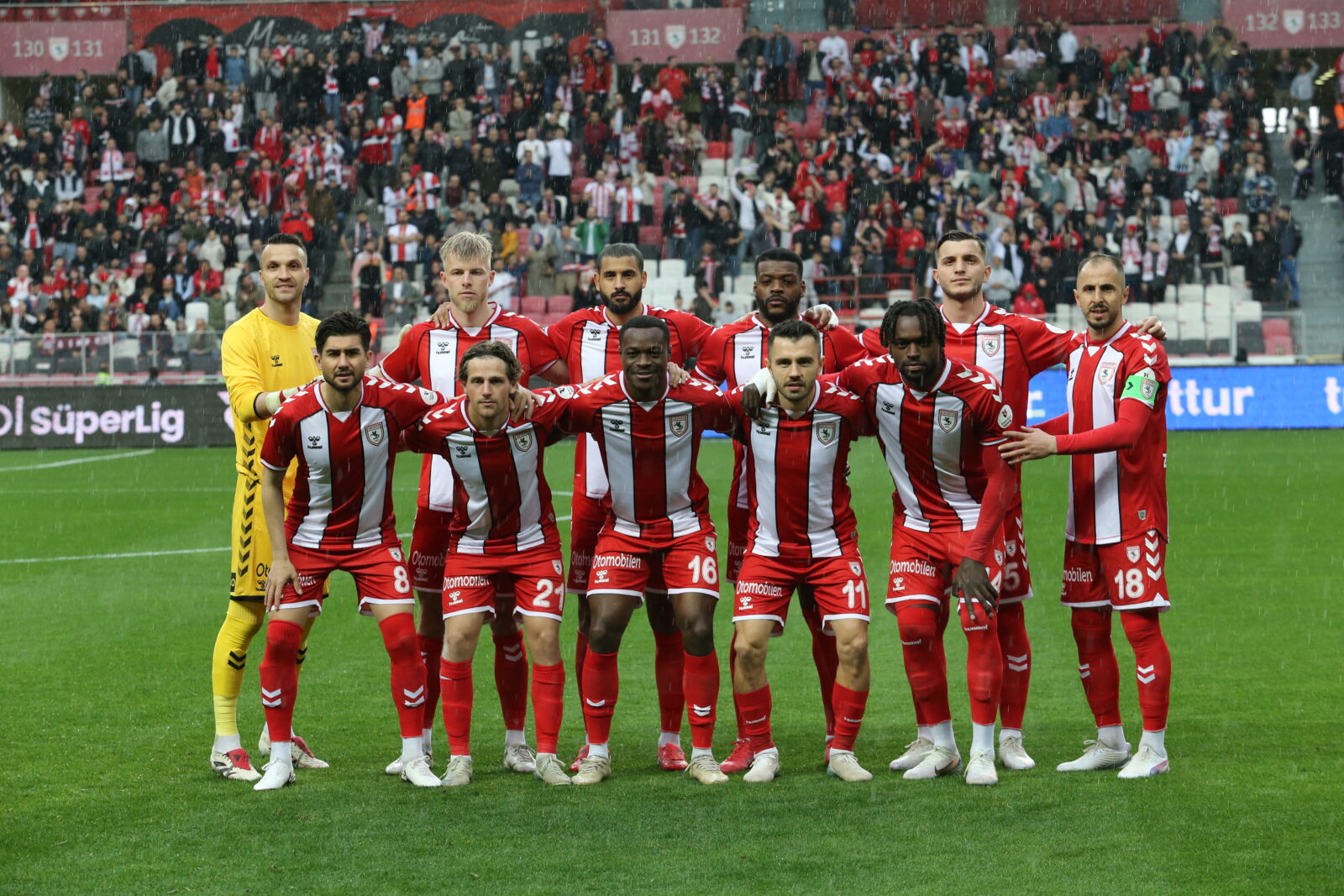 Reeder Samsunspor and Kasimpasa faced each other at Samsun Yeni 19 Mayis Stadium in the 29th week of Trendyol Süper Lig, with red-and-white players taking a photo before the match, Samsun, Türkiye, March 29, 2025. (AA Photo)