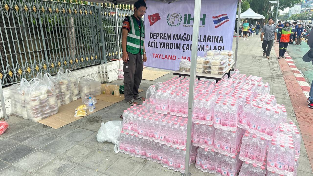 Turkish aid group IHH sends food and water to Myanmar and Thailand after 7.7 and 6.4 magnitude earthquakes, accessed on April 2, 2025. (AA Photo)