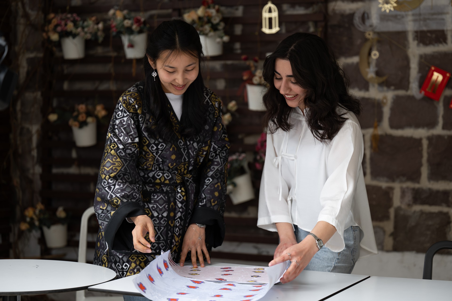 International students discover ebru art in Türkiye, call it ‘unique’