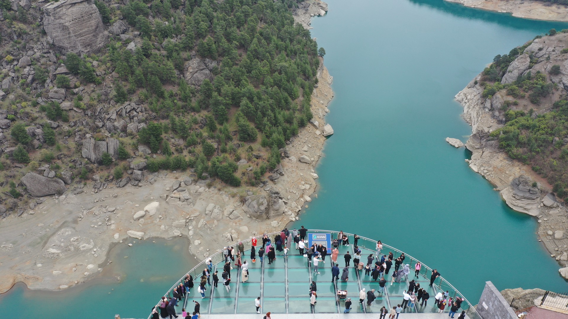 Ali Kayasi Glass Terrace draws thousands during Eid al-Fitr in Türkiye's Kahramanmaras