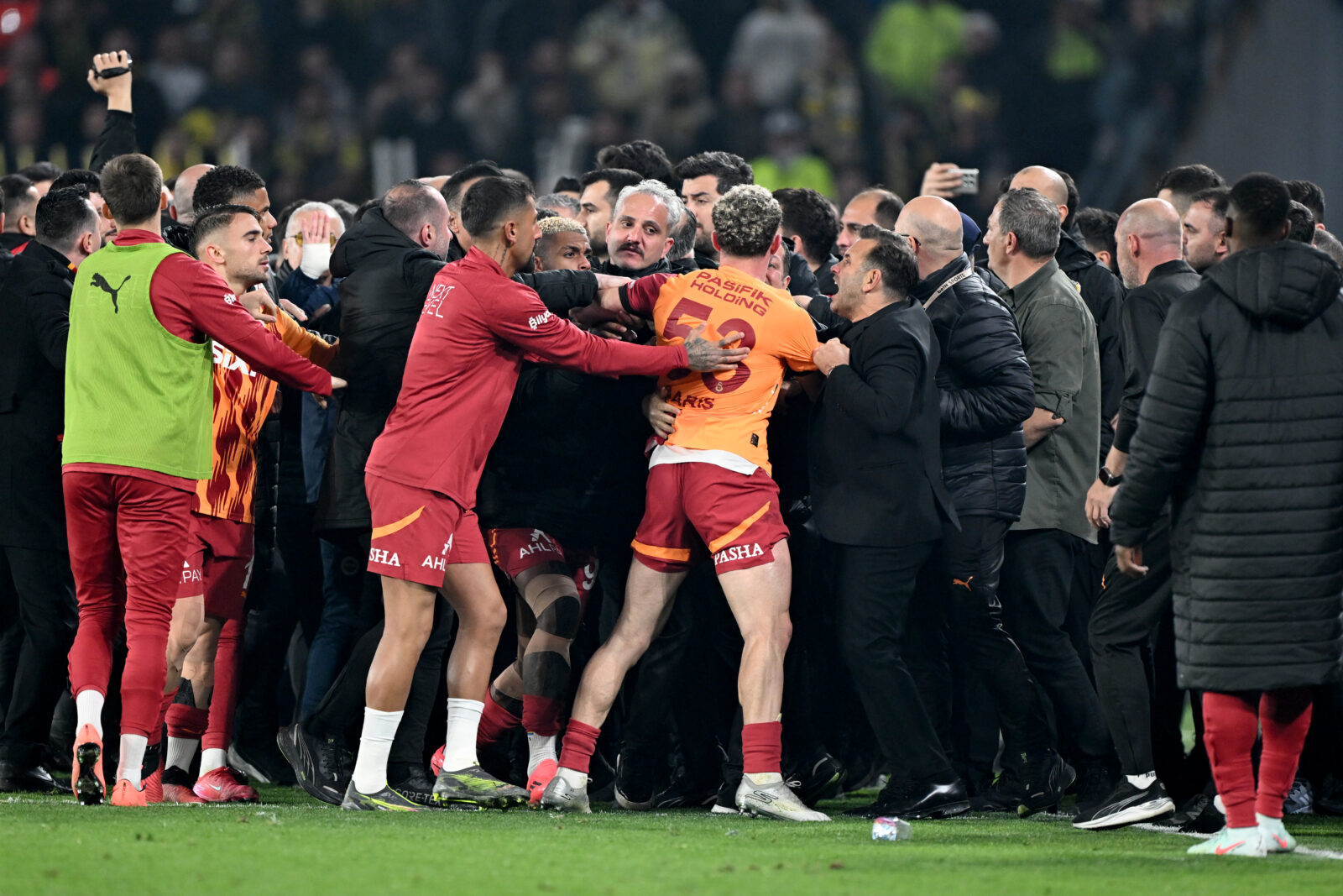 Galatasaray ousts Fenerbahce 2-1 in chaotic Turkish Cup quarterfinal as police intervene