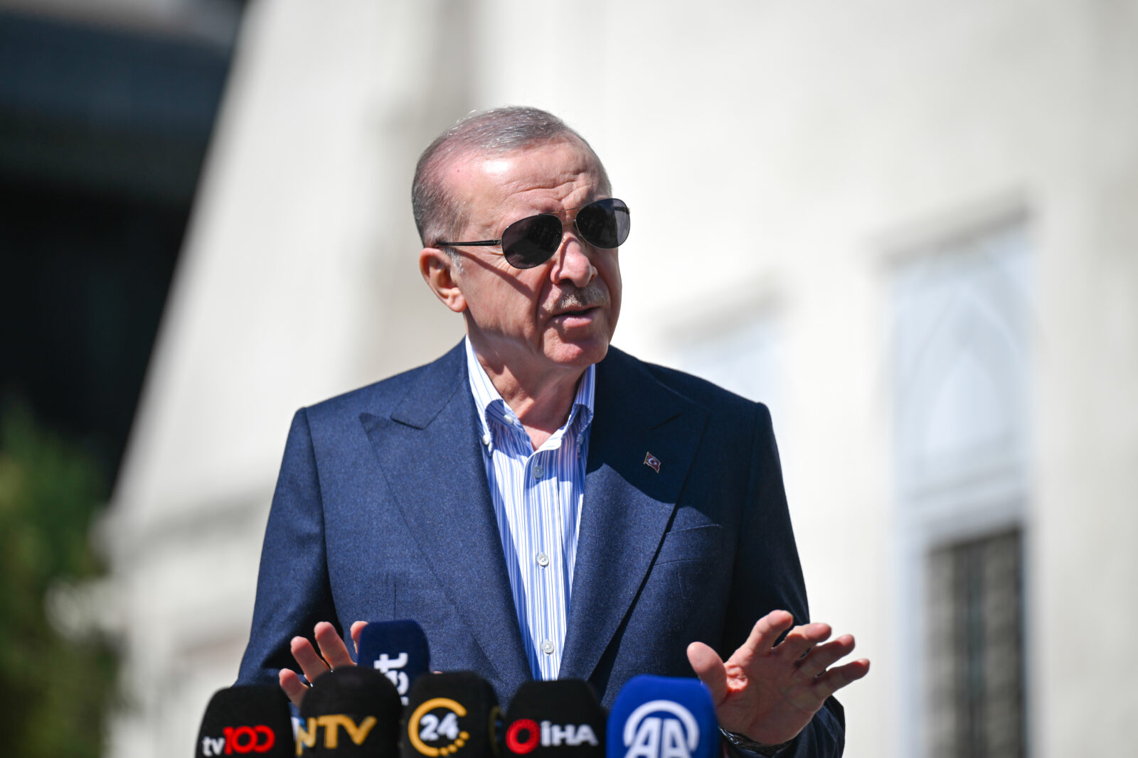 Turkish President Recep Tayyip Erdogan answers press members' questions after performing Friday prayer at Hz. Ali Mosque in Uskudar, Istanbul, on April 4, 2025. (AA Photo)