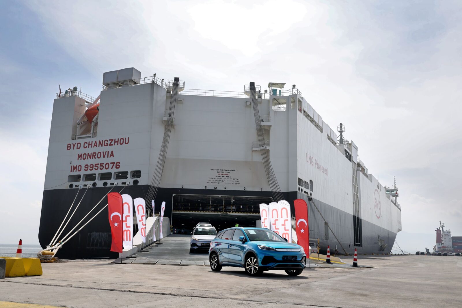 Electric vehicles disembark from BYD's LNG-powered carrier 