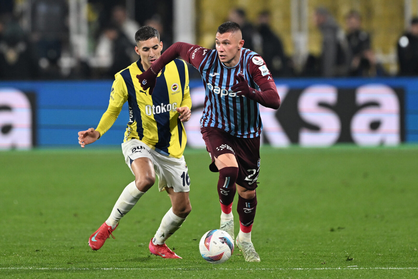 Mert Muldur (L) of Fenerbahce in action against Oleksandr Zubkov (R) of Trabzonspor during the Turkish Super Lig week 30 football match between Fenerbahce and Trabzonspor at Ulker Stadium in Istanbul, Türkiye on April 6, 2025. (AA Photo)