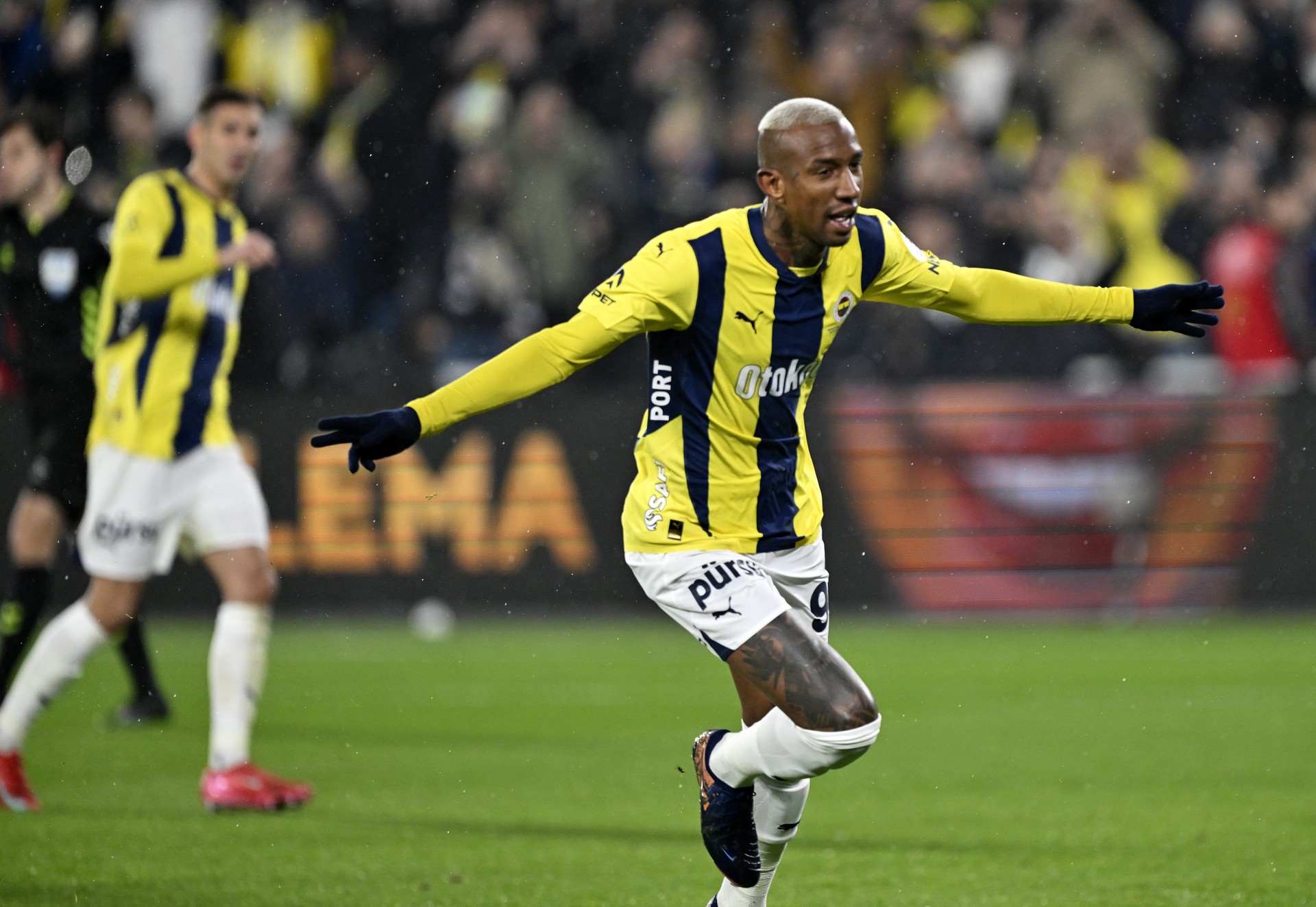 Talisca's hat-trick propels Fenerbahce's 4-1 victory Image