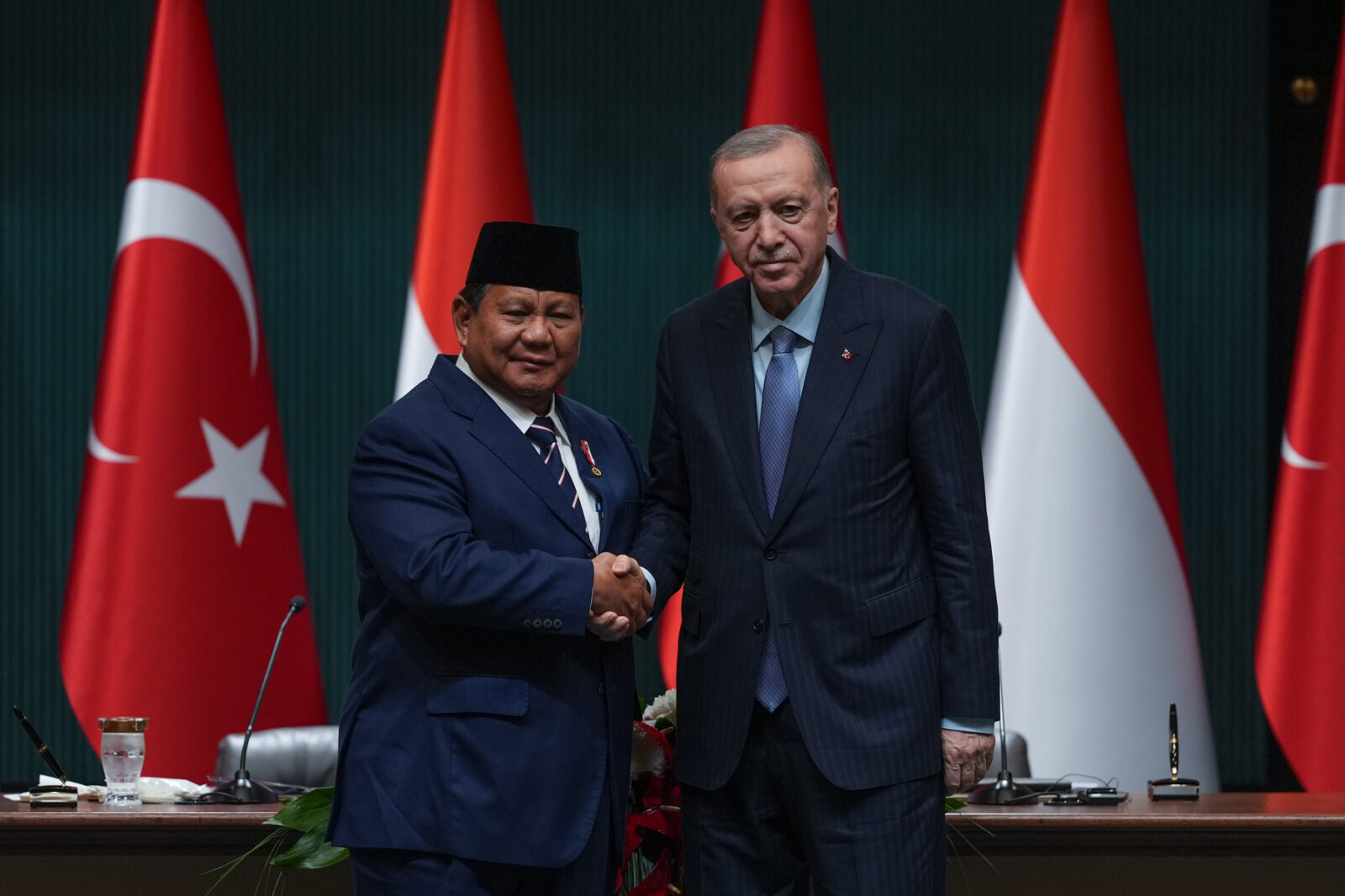 President Recep Tayyip Erdogan (R) and Indonesian President Prabowo Subianto (L) hold a joint press conference following their meeting at the Presidential Complex in Ankara, Türkiye on April 10, 2025. (AA Photo)