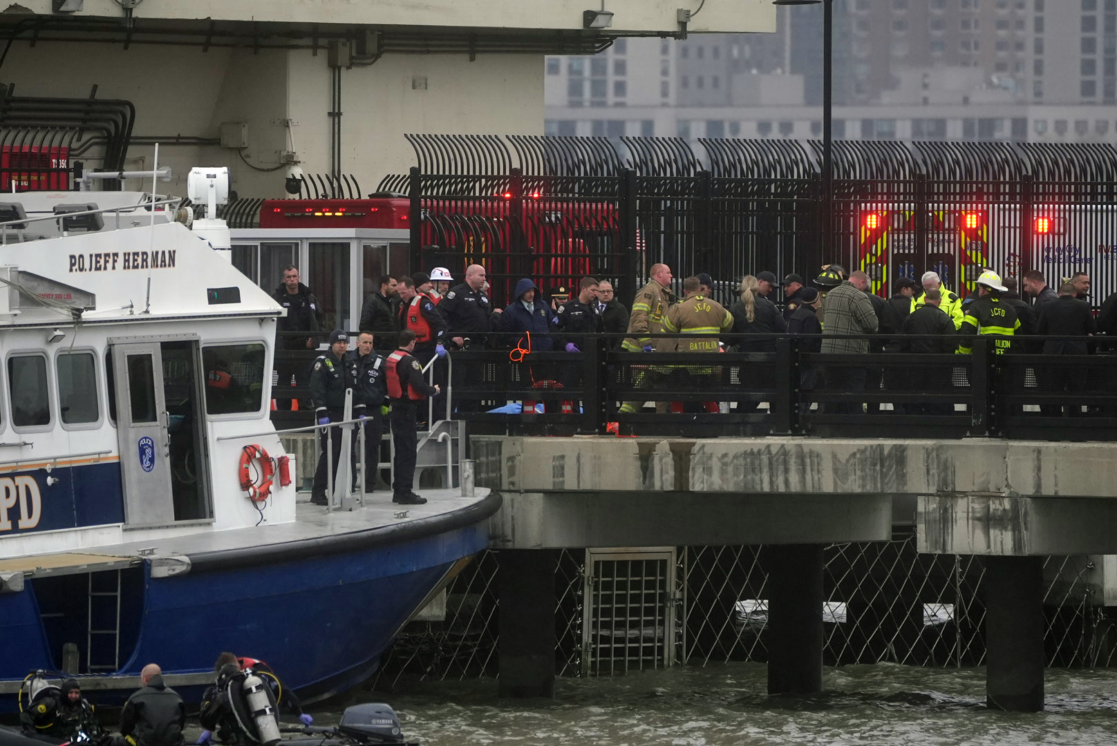 Helicopter crashes into Hudson River near lower Manhattan, killing all 6 passenger