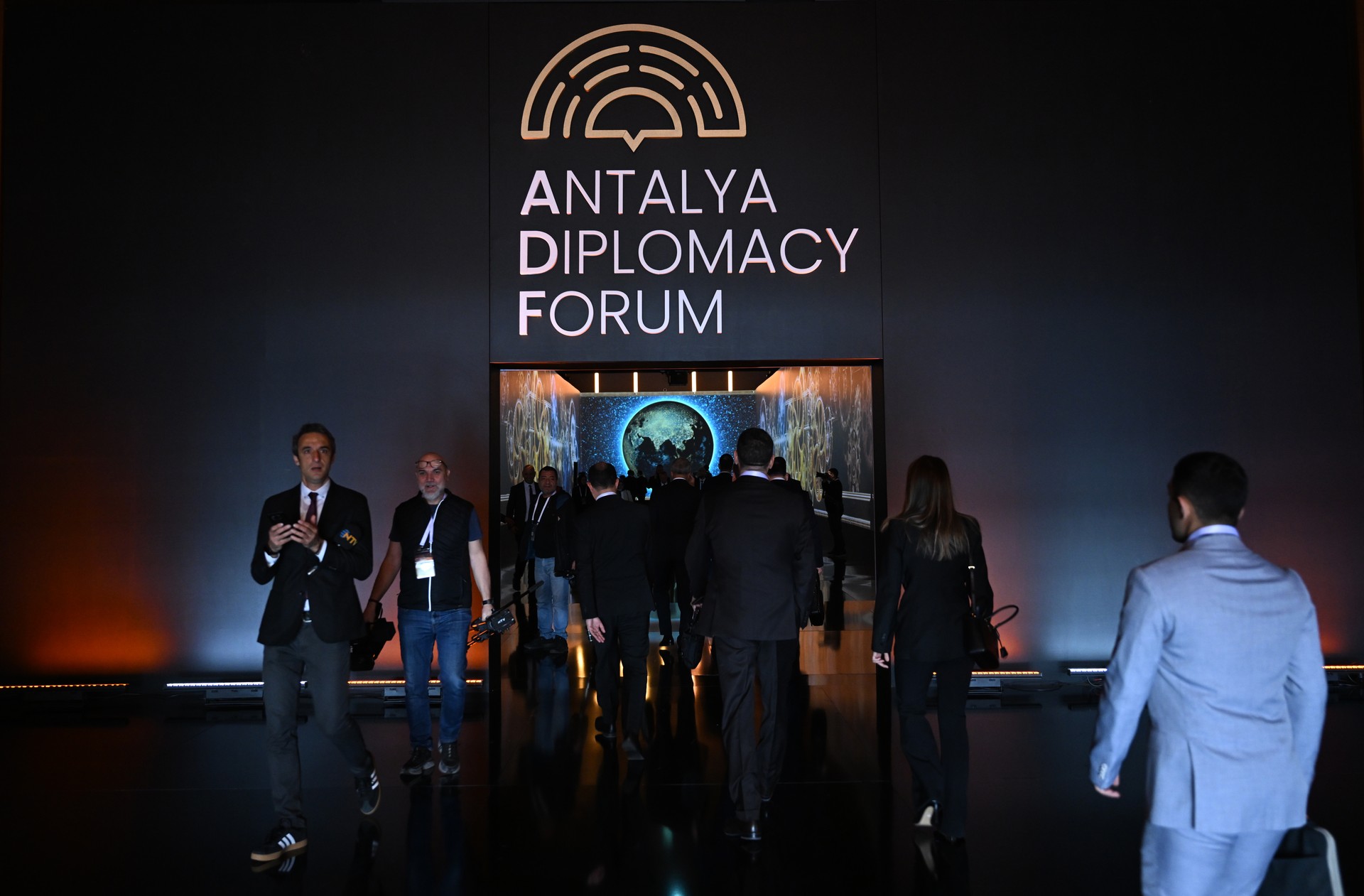 Bangladesh invites Turkish investors to economic zones at Antalya Diplomacy Forum Image