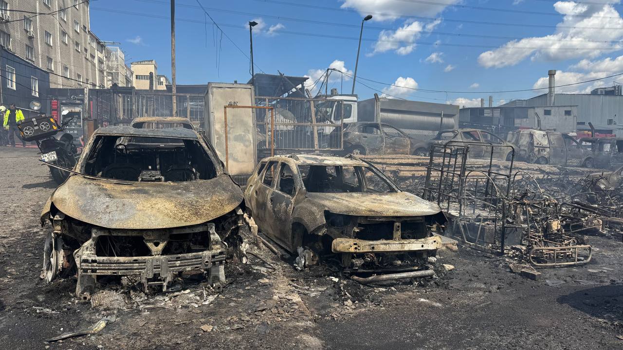 Basaksehir'de, Ikitelli Organize Sanayi Bölgesi'nde kimyasal maddelerin bulundugu depoda çikan yangina itfaiye ekiplerince müdahale ediliyor. Alevler, deponun bitisigindeki alanda park halinde bulunan otomobillere de siçradi. ( Alper Korkmaz - Anadolu Ajansi )