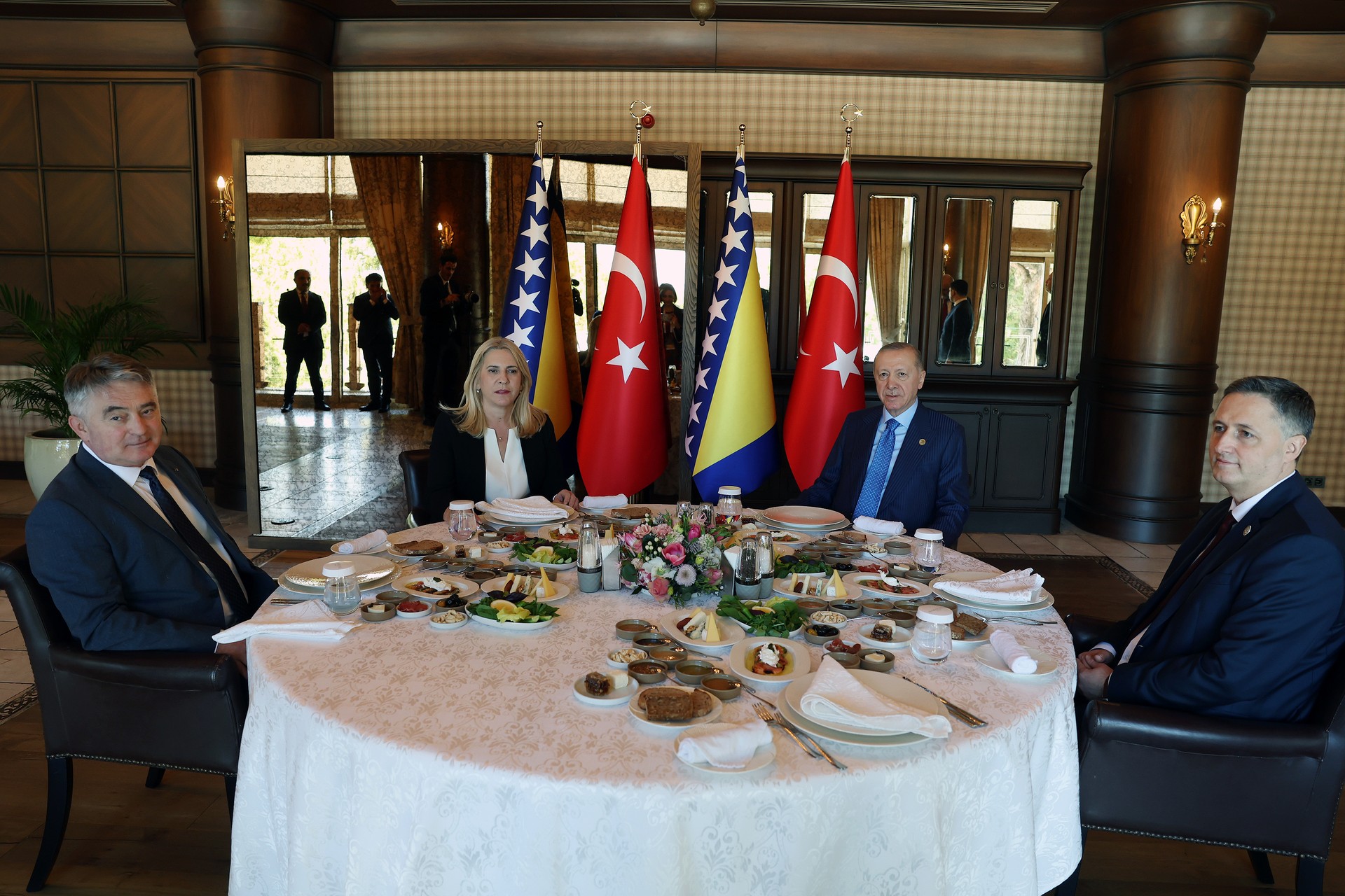 Türkiye vows to help Bosnia, Herzegovina overcome current crisis