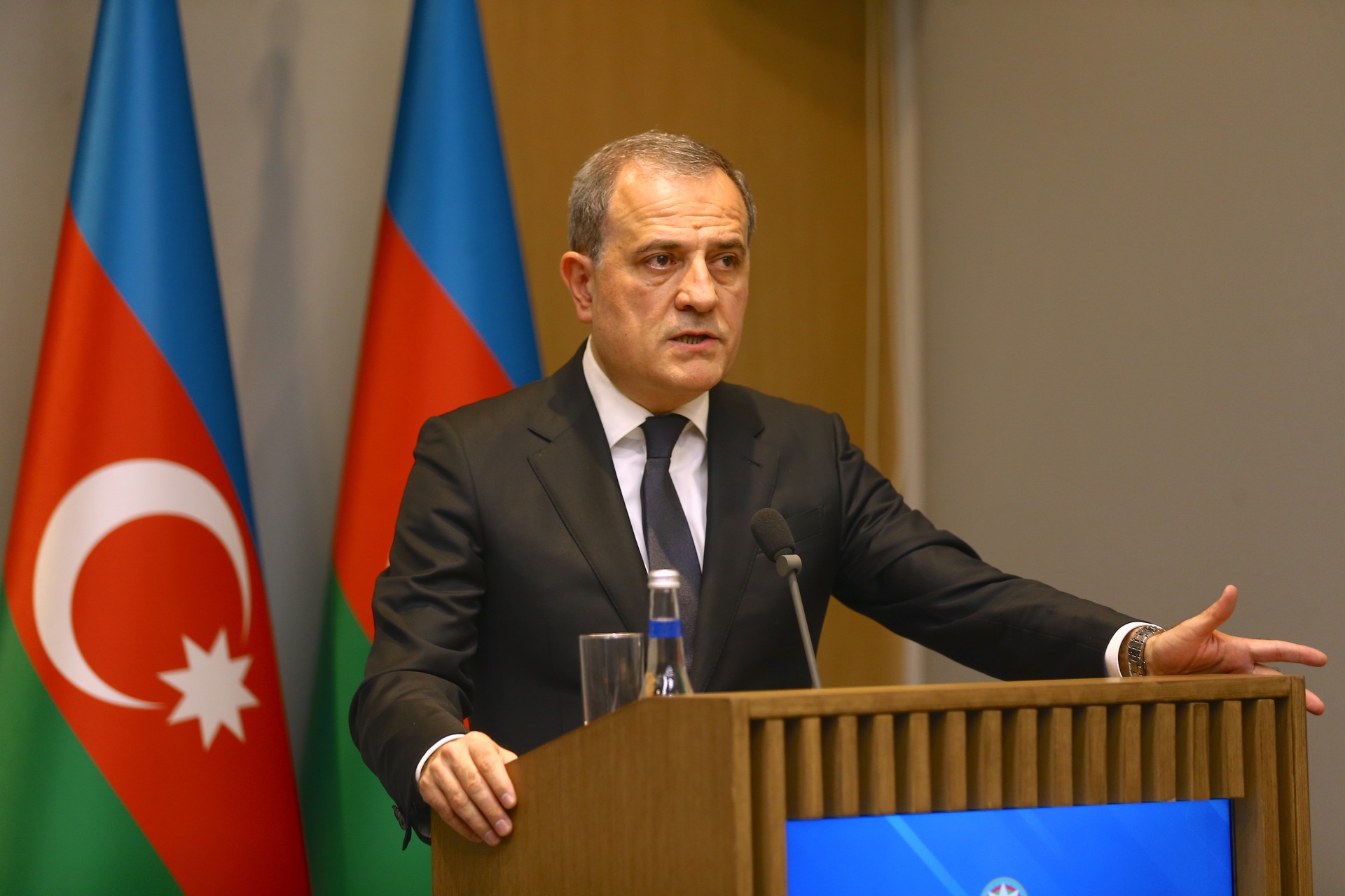 Baku urges Armenia, France to prevent burning of Turkish, Azerbaijani flags Image