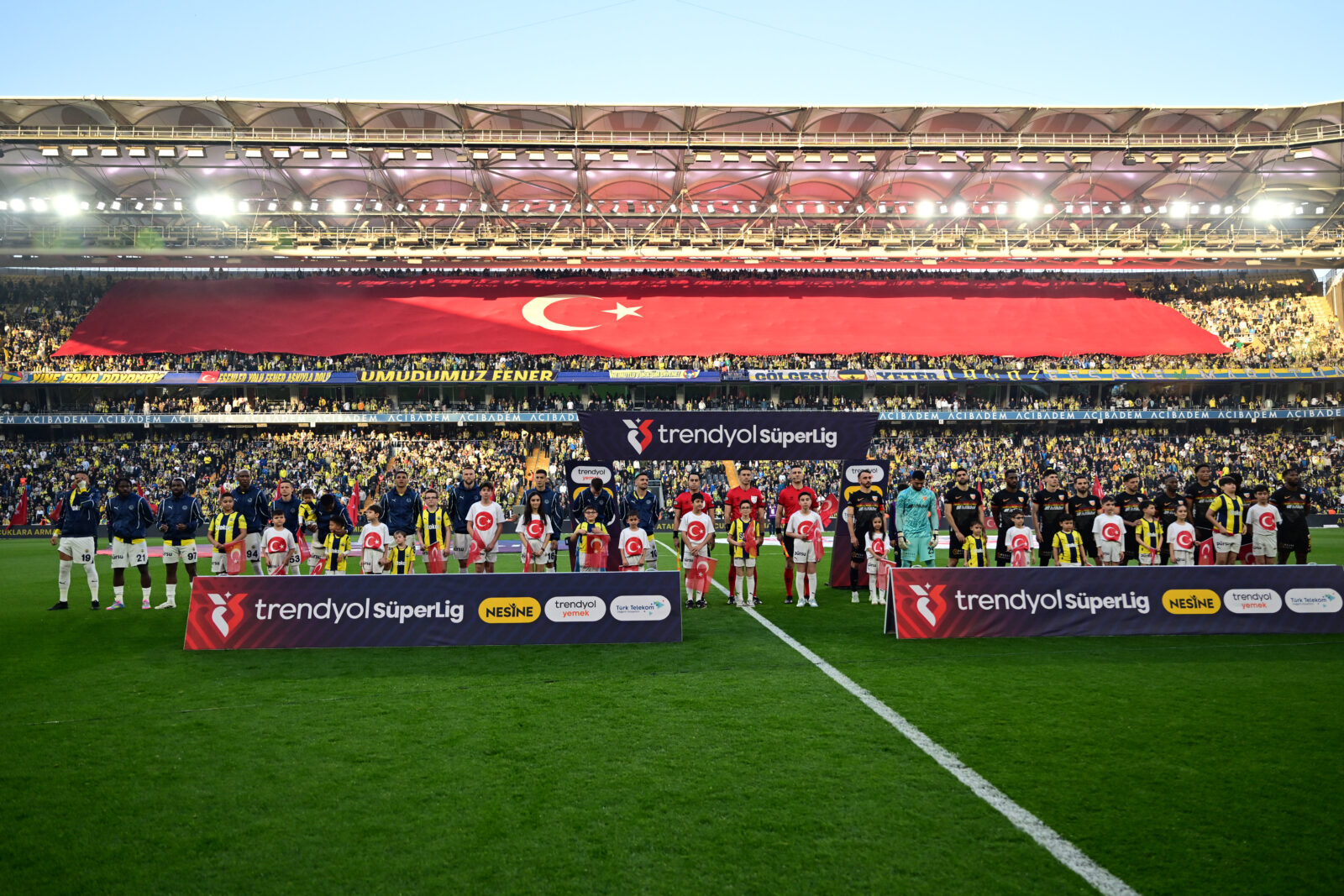Players and officials observe a minute of silence in memory of former Fenerbahce coach Werner Lorant before the match between Fenerbahce and Kayserispor at Ulker Stadium in Istanbul, Türkiye, April 20, 2025. (AA Photo)