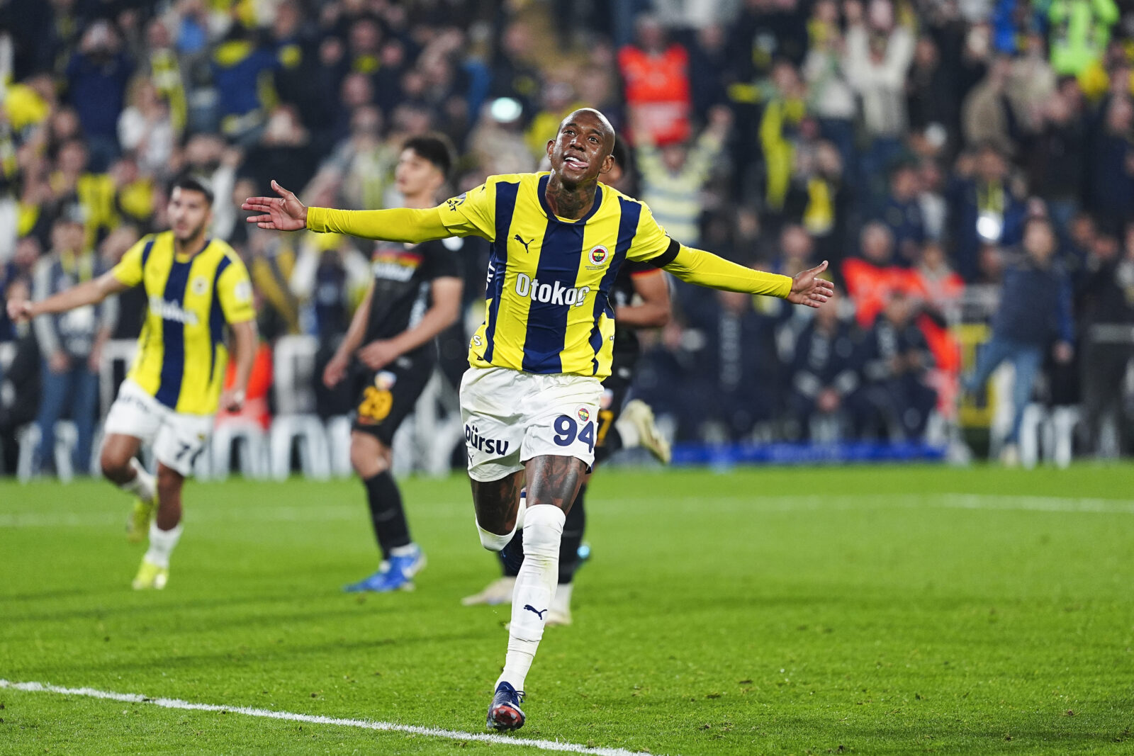 Anderson Talisca of Fenerbahce celebrates after scoring a goal during the Turkish Super Lig week 32 match between Fenerbahce and Bellona Kayserispor at Ulker Stadium in Istanbul, Türkiye, April 20, 2025. (AA Photo)