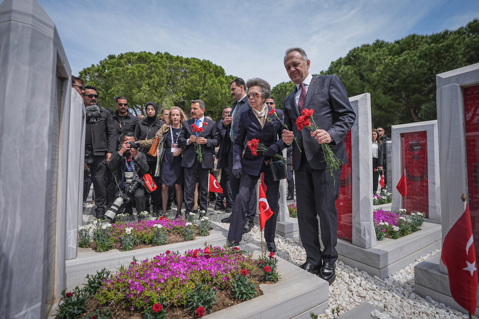 Princess Royal Anne (2nd R) and Turkish Deputy Minister of Culture and Tourism Gokhan Yazgi (R) lay carnations during the commemoration ceremony, held for the 110th anniversary of the Gallipoli Campaign, at the Martyrs' Monument in Canakkale, Türkiye, April 24, 2025. (AA Photo)