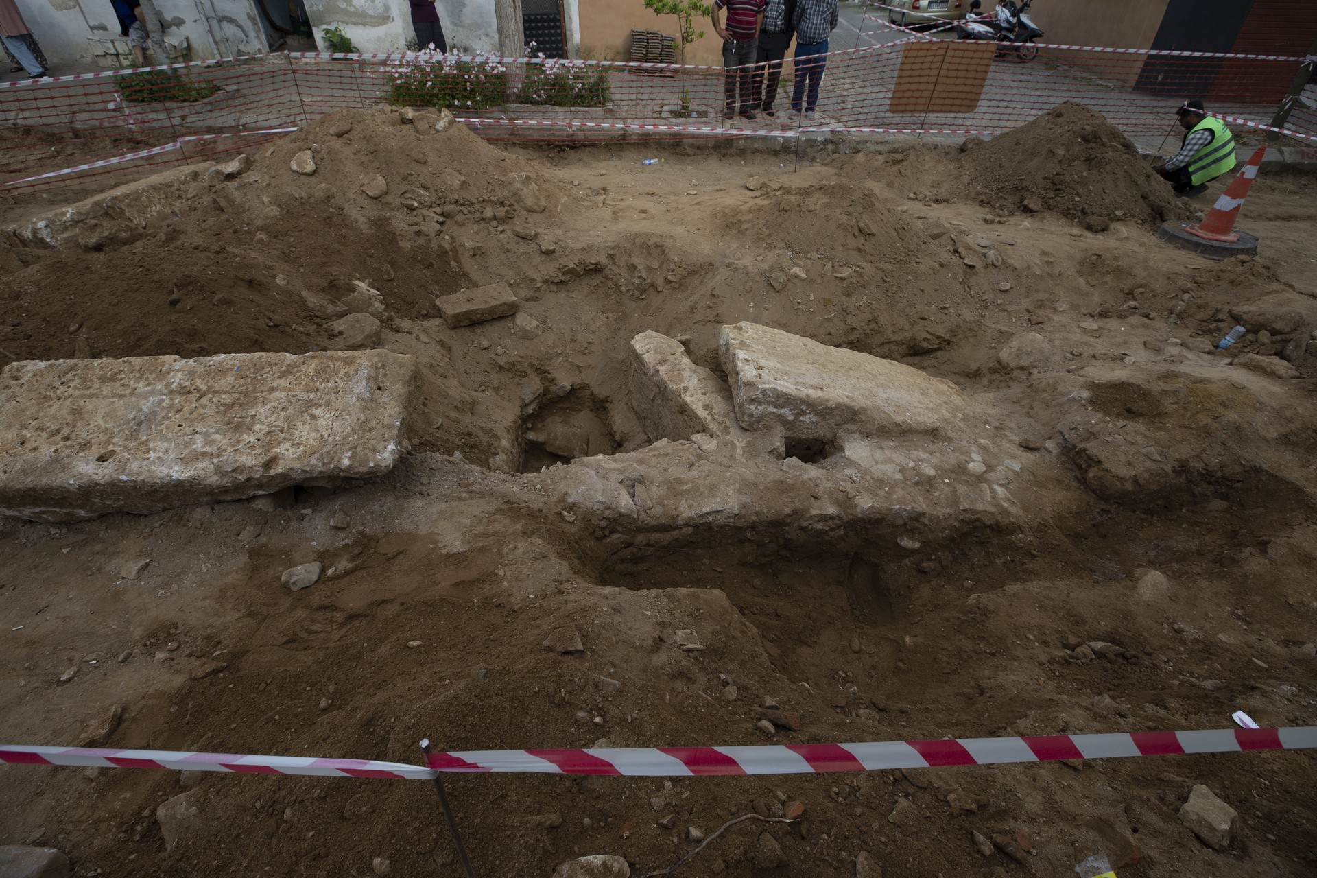 Cremation urns, human bones unearthed near ancient city of Tralleis in Türkiye Image