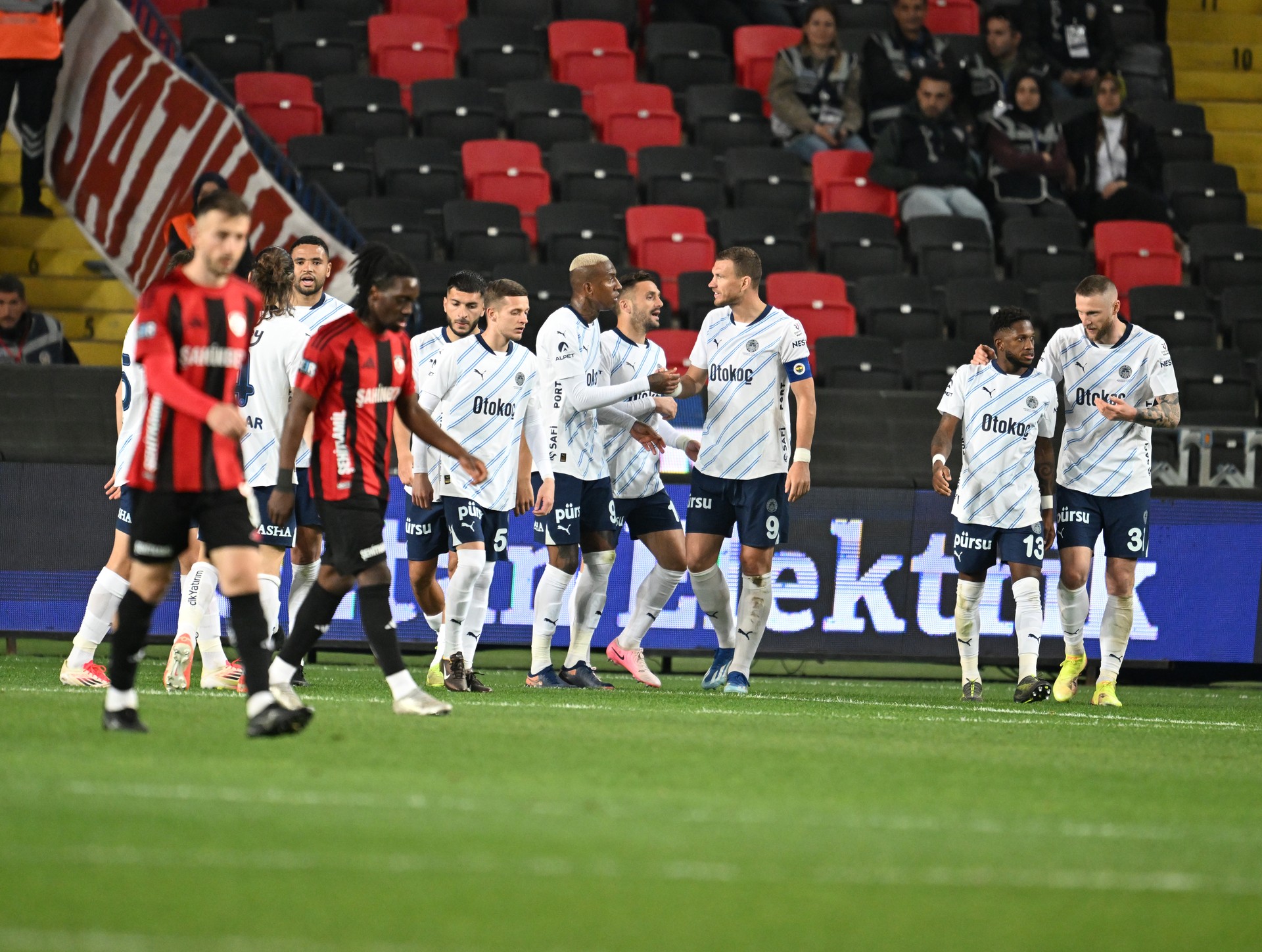 Fenerbahce turns the tide against Gaziantep to stay in title race Image