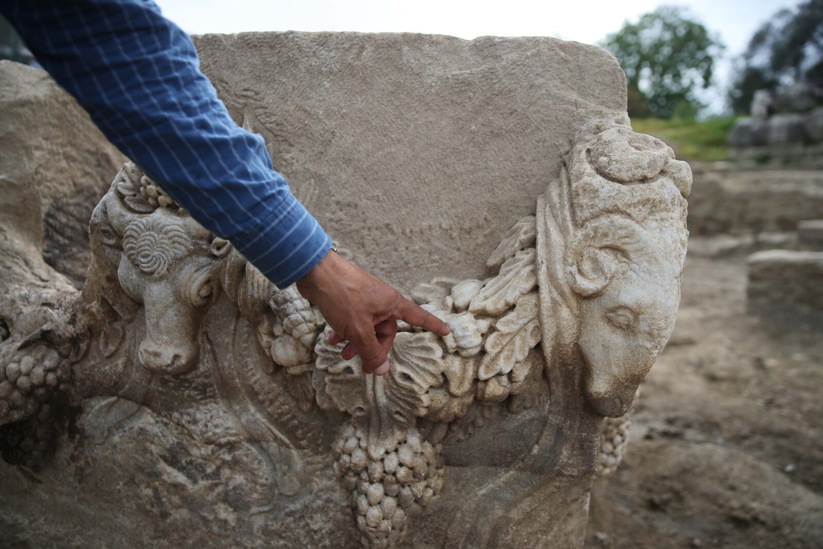 A view of the garlanded sarcophagus, adorned with wreaths made of fruits, flowers, and leaves, after it has been discovered at Stratonikeia ancient city, located in the Yatagan district of Mugla, Türkiye, April 16, 2025. (AA Photo)