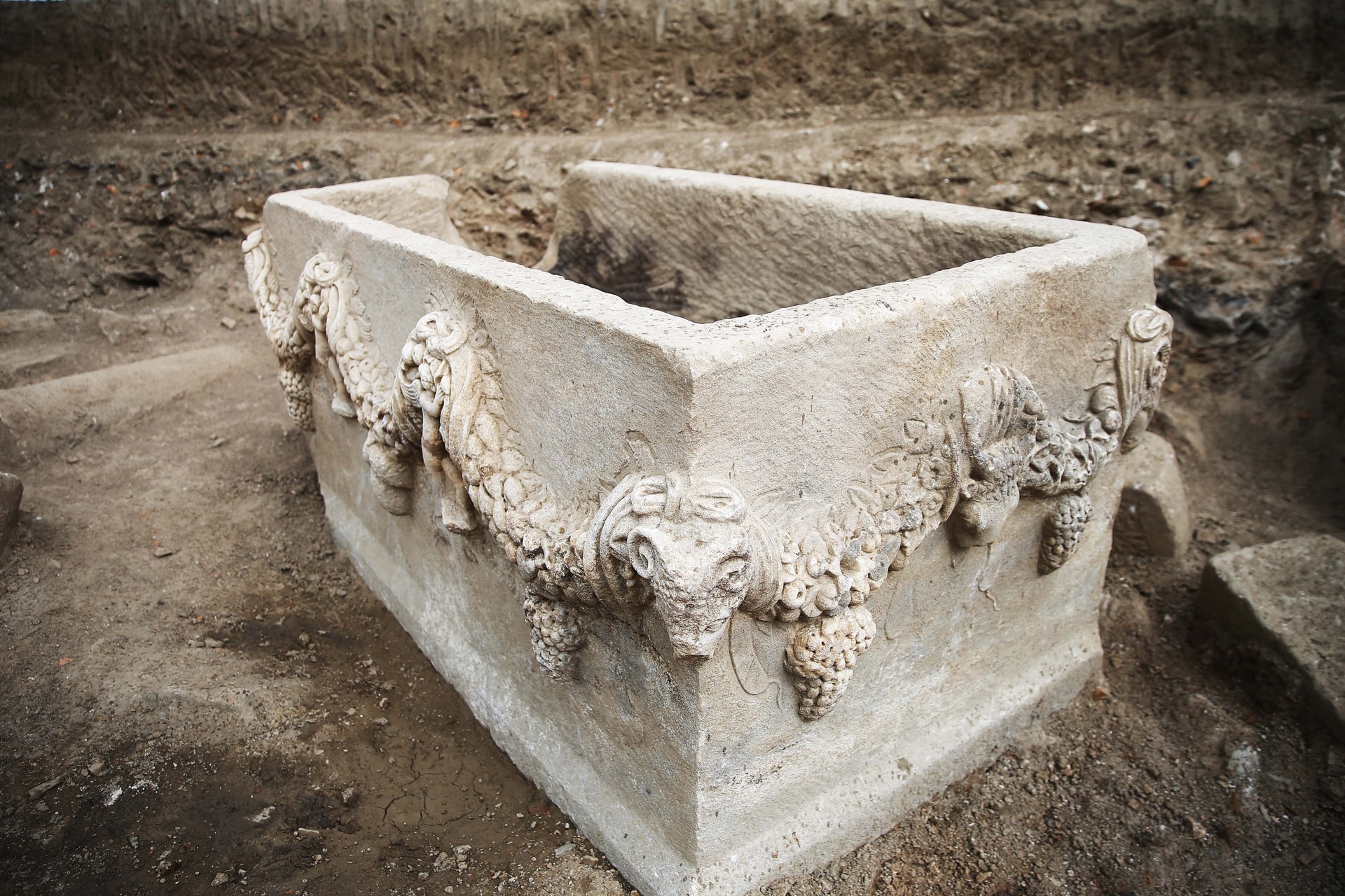 Stunning discovery in Türkiye's Stratonikeia unveils 2,000-year-old garlanded sarcophagus