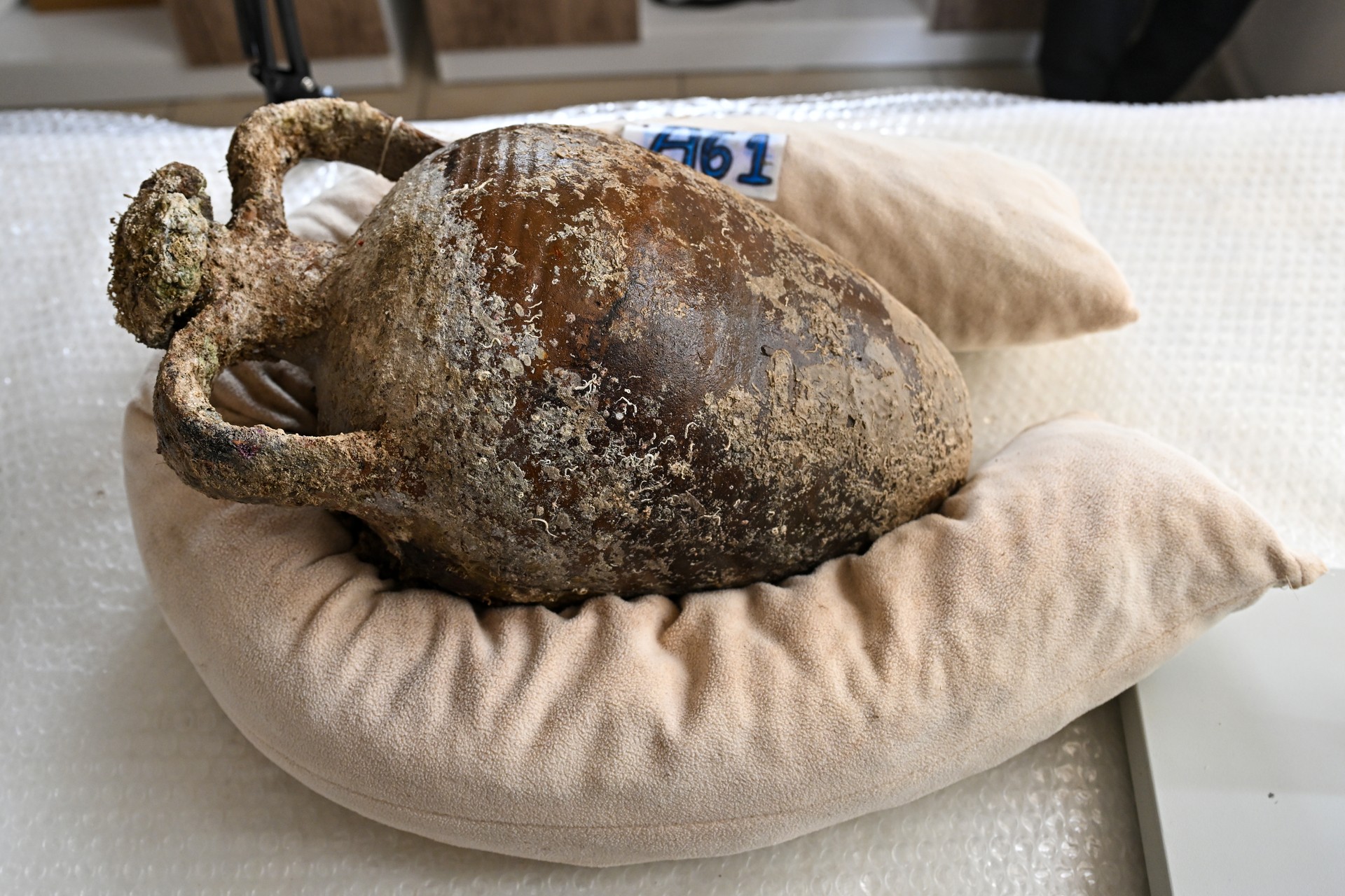 1,100-year-old sealed amphora discovered off coast of Antalya excites archaeologists Image